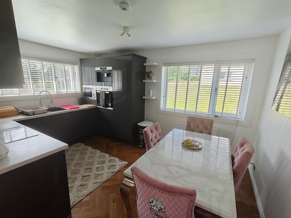 Dining - Apartment Sleeps 6 With Wifi (Clydebank)