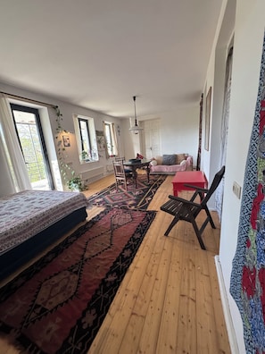 2 makuuhuonetta, silitysrauta/-lauta, ilmainen Wi-Fi, vuodevaatteet