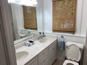 Secadora de cabello, toallas, papel de baño 