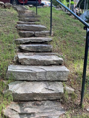 Una escalera de piedra que lleva a un edificio.