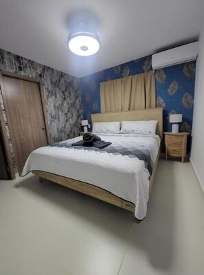 Tabla de planchar con plancha, wifi y ropa de cama 