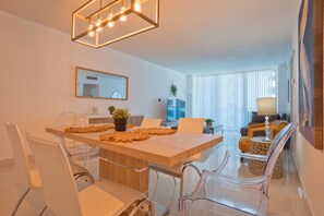 Dining - Vrbo Property (Hollywood)