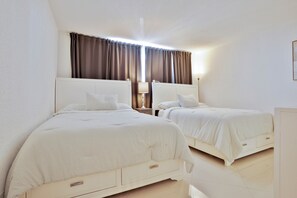 Iron/ironing board, WiFi, bed sheets - Vrbo Property (Hollywood)