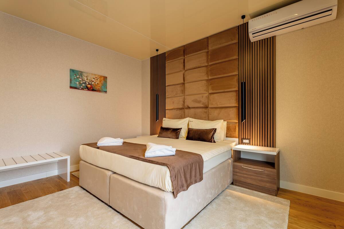 Family Room | Desk, laptop workspace, free WiFi