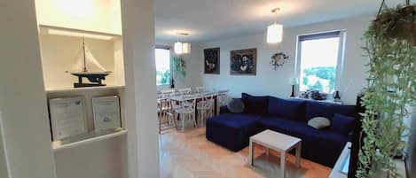 Apartment, Balcony, City View | Living area