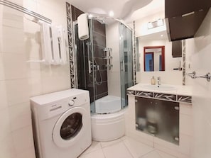 Departamento, balcón, vista a la ciudad | Baño | Toallas y jabón