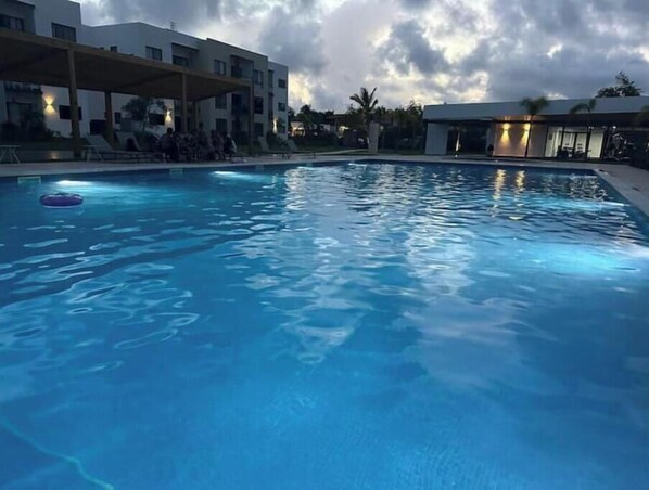 حمام سباحة