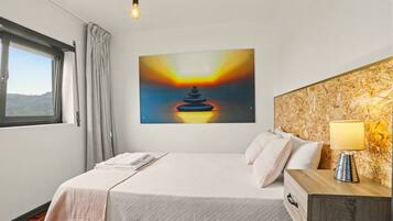 Iron/ironing board, WiFi, bed sheets