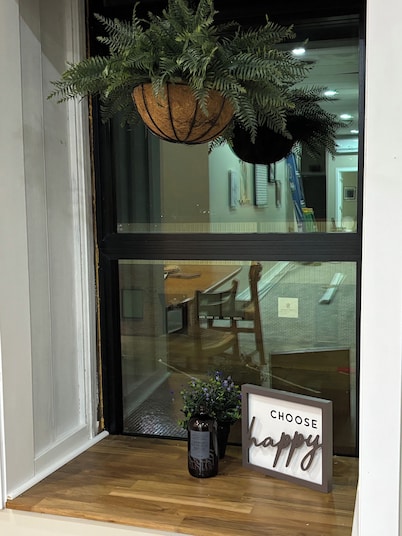 Brand X Loft Spacious 2 Bedroom Loft in the Heart of Hebron