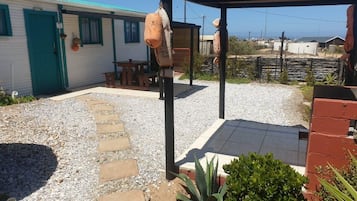 Eenvoudige cottage, uitzicht op zee | Buiten dineren