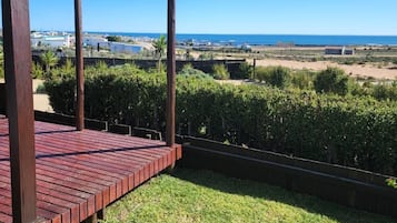 Maison, patio, vue mer | Enceinte de l’hébergement