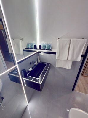A modern bathroom with a black vanity, white towels, and a mirror. - Apartment Vagia Nea Smyrni (Nea Smirni)