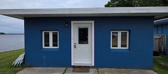 Cozy 2-bedroom cottage in marvelous Ludington with AC