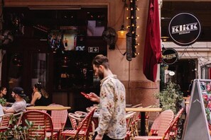 Outdoor dining - Klikk Apartments with Breakfast (Budapest)