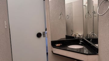 Suite superior, lanai, vista al lago | Baño