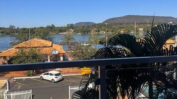 Suíte superior, varanda coberta, vista para o lago | Área da propriedade