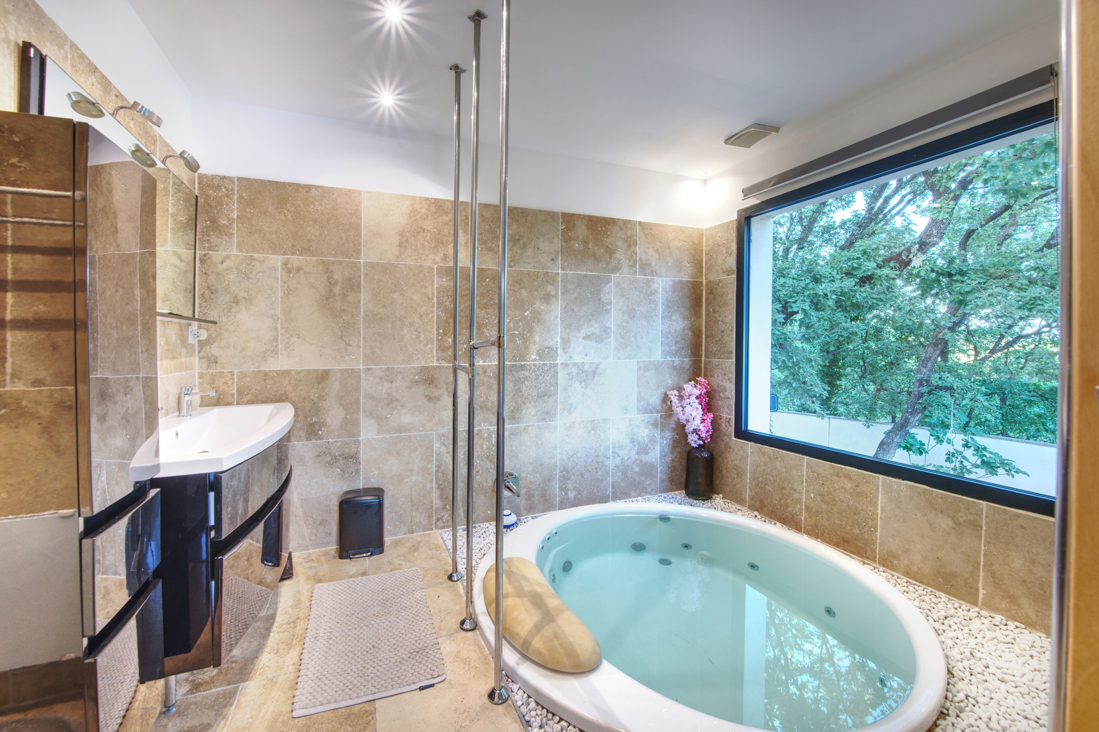 Ein modernes Badezimmer mit Badewanne, Waschbecken und Dusche.