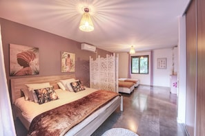 Ein Schlafzimmer mit einem großen Bett, einem Zierdeelement und einem Fenster.