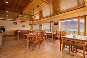 Cottage Deluxe, ban công, quang cảnh hồ | Khu ăn uống