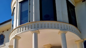 A building with a circular structure, columns, and a set of stairs leading to a door. - Domus Mare Cilento - B&B with pool, sea view and breakfast included (Campania)