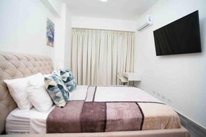 Tabla de planchar con plancha, wifi y ropa de cama