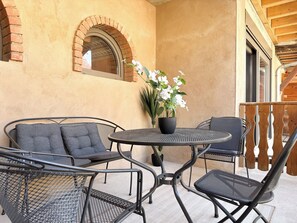 Outdoor dining - Vrbo Property (Marlenheim)