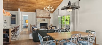 Sullivans Landing | 5BR | Waterfront on South Arm of Lake Charlevoix