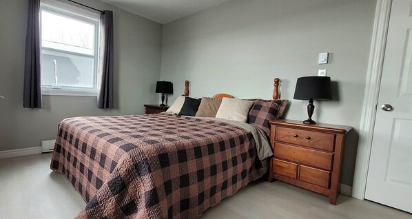 Room - Single level home by Hopewell Rocks (Hopewell Cape)