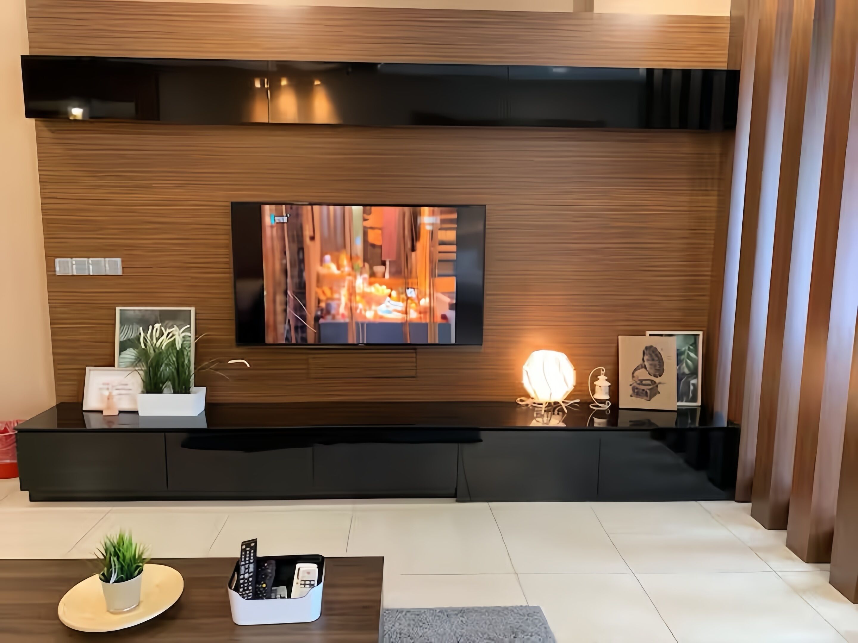 Deluxe Apartment, City View | Living area | 43-inch LED TV with digital channels
