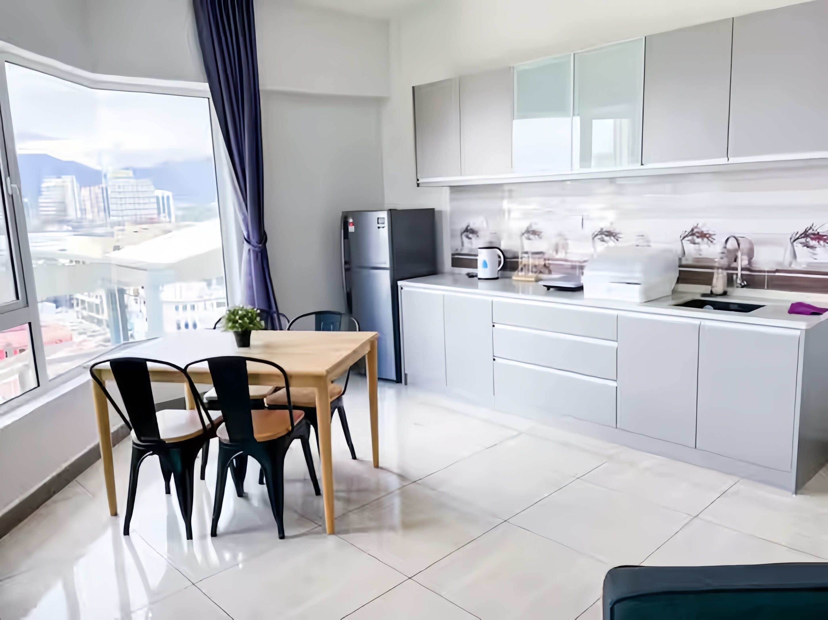 Appartement Supérieur, vue ville | Cuisine privée | Réfrigérateur, micro-ondes, plaque de cuisson