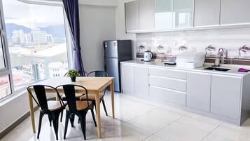 Appartement Supérieur, vue ville | Cuisine privée | Réfrigérateur, micro-ondes, plaque de cuisson