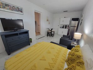 Living area - Amazing 1-bedroom Suite with AC in vibrant Miami (Miami)