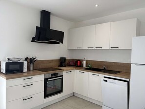 Wasserkocher mit Kaffee-/Teezubehör, Kühlschrank, Mikrowelle, Ofen