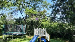Ein Spielplatz mit Rutsche und Klettergerüst.