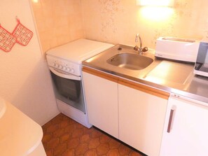 Private kitchen - T2 Apartment with balcony - 6 guests (Saint-Lary-Soulan)