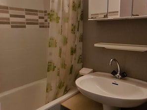 Bathroom - Cozy T2, parking - 4 guests, south facing (Vignec)