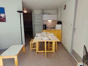 Dining - Cozy T2, parking - 4 guests, south facing (Vignec)