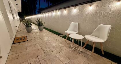 Bright Private Studio w/ Patio &
Entrance - Miami