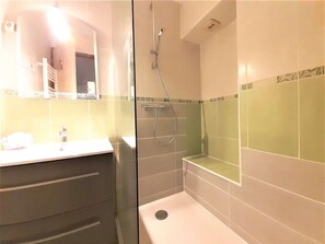 Bathroom - Convenient T2 with parking - 6 guests (Saint-Lary-Soulan)