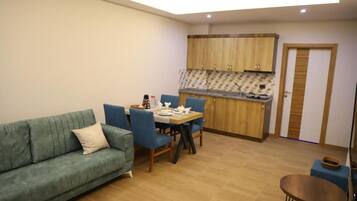 Deluxe Suite, Balcony, Mountain View | Dining