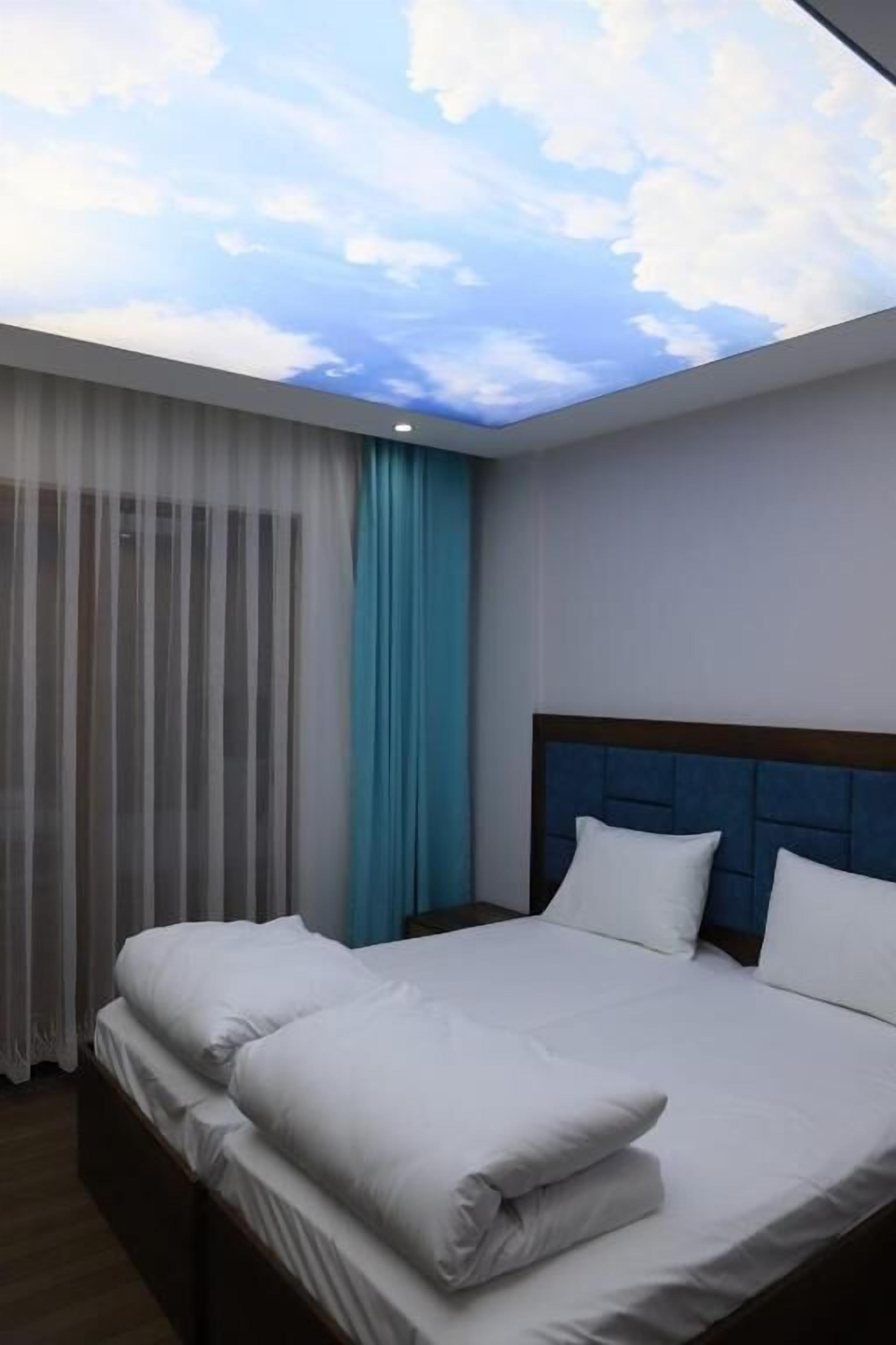 Habitació doble Deluxe, balcó, vistes a la muntanya | Caixa forta a l'habitació i cortines opaques 