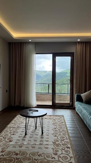 Suíte luxo, sacada, vista para a montanha | Área de estar