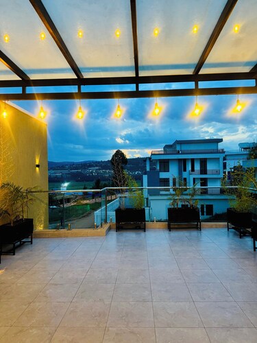 AmaRo Villa Retreat 4BR, Rooftop, BBQ, fire pit  & Basketball Court
