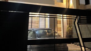 Un bâtiment moderne doté d’un balcon, d’une plante en pot et d’un escalier.