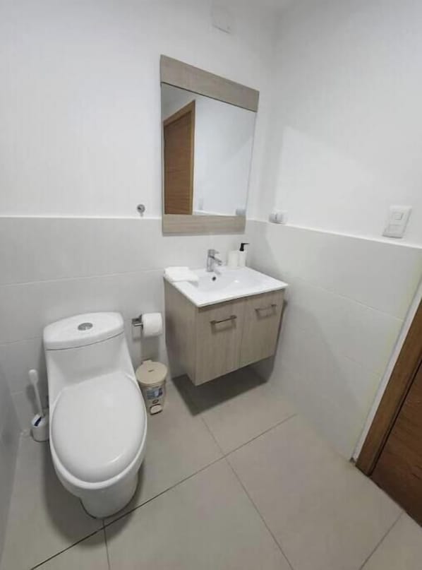 Shower, hair dryer, soap - Vrbo Property (Santo Domingo)
