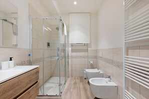 Shower, hair dryer, towels - Apartment 'Appartamento Alessandra' with Lake View, Wi-Fi and Air Conditioning (Garda)