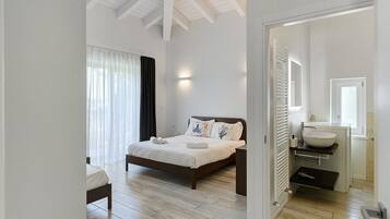 Tabla de planchar con plancha, wifi, ropa de cama