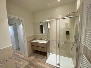 A modern bathroom with a glass-enclosed shower, a vanity with a mirror, and a tiled floor. - Apartment 'Matilde' with Lake View, Wi-Fi and Air Conditioning (Garda)