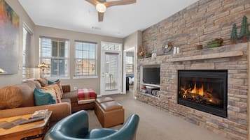 Smart TV, fireplace