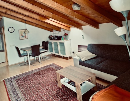 Living area. Cozy Apartment near Zell am See with Mountain Views, Wi-Fi & Air Conditioning